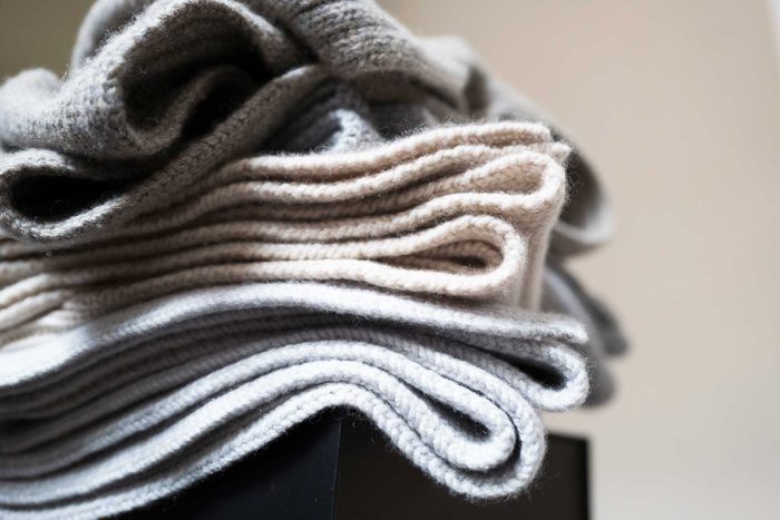 07_ways_make_bed_ten-times_cozier_blankets_throws_KM6064