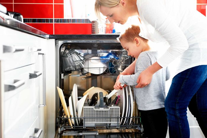Things_professional_housecleaners_do_homes_every_day_time_tidying
