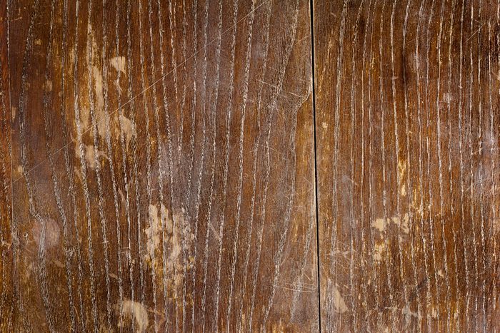 White vinegar uses scratched wood furnite