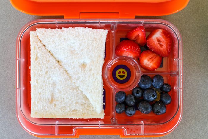 White vinegar uses lunchbox smell