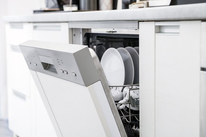 White vinegar uses dishwasher clean