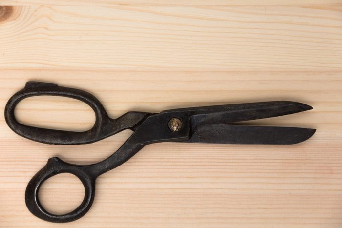 White vinegar uses scissors