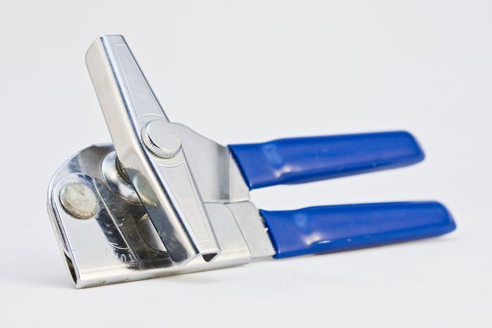 Using vinegar to clean can opener