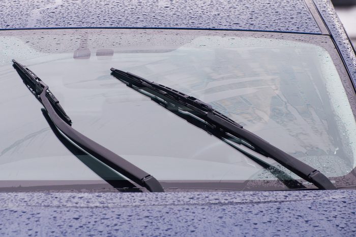 Using vinegar to clean windshield