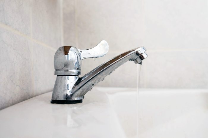 Using vinegar to clean sinks and bathtubs
