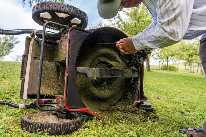 White vinegar for cleaning lawn mower blades