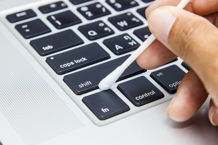 White vinegar uses clean laptop