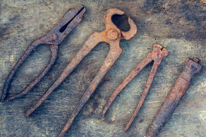White vinegar for cleaning rust on tools