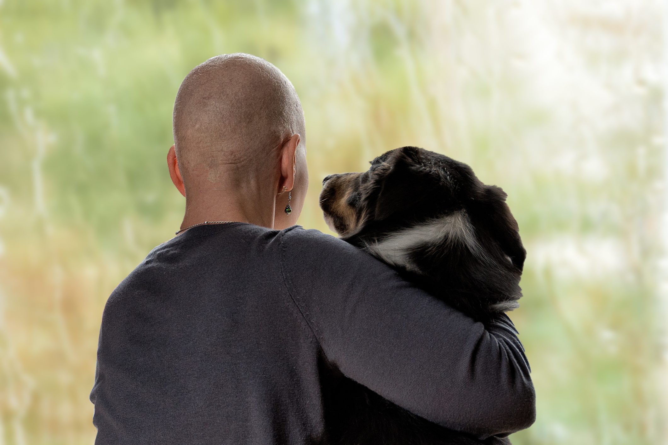 Cancer patient conforted by her dog.
