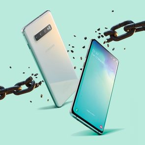 Smartphone breaking a chain, symbolizing freedom, against a mint green background. Text on screen: 