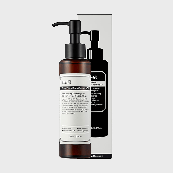 Pump bottle dispenses cleansing oil, positioned in front of its packaging. White labels contain detailed product information on both bottle and box.