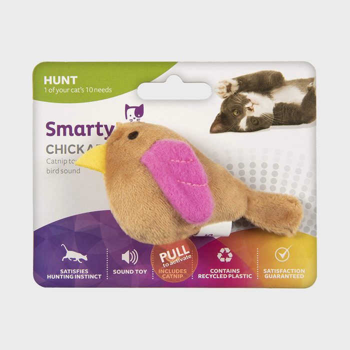 Toy bird on the packaging; catnip toy with bird sound; cat image in the background; text describing toy features: hunting instinct, sound, recycled material.