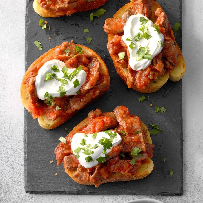 Salsa Steak Garlic Toasts Exps Sdas18 214835 D03 27 2b 14