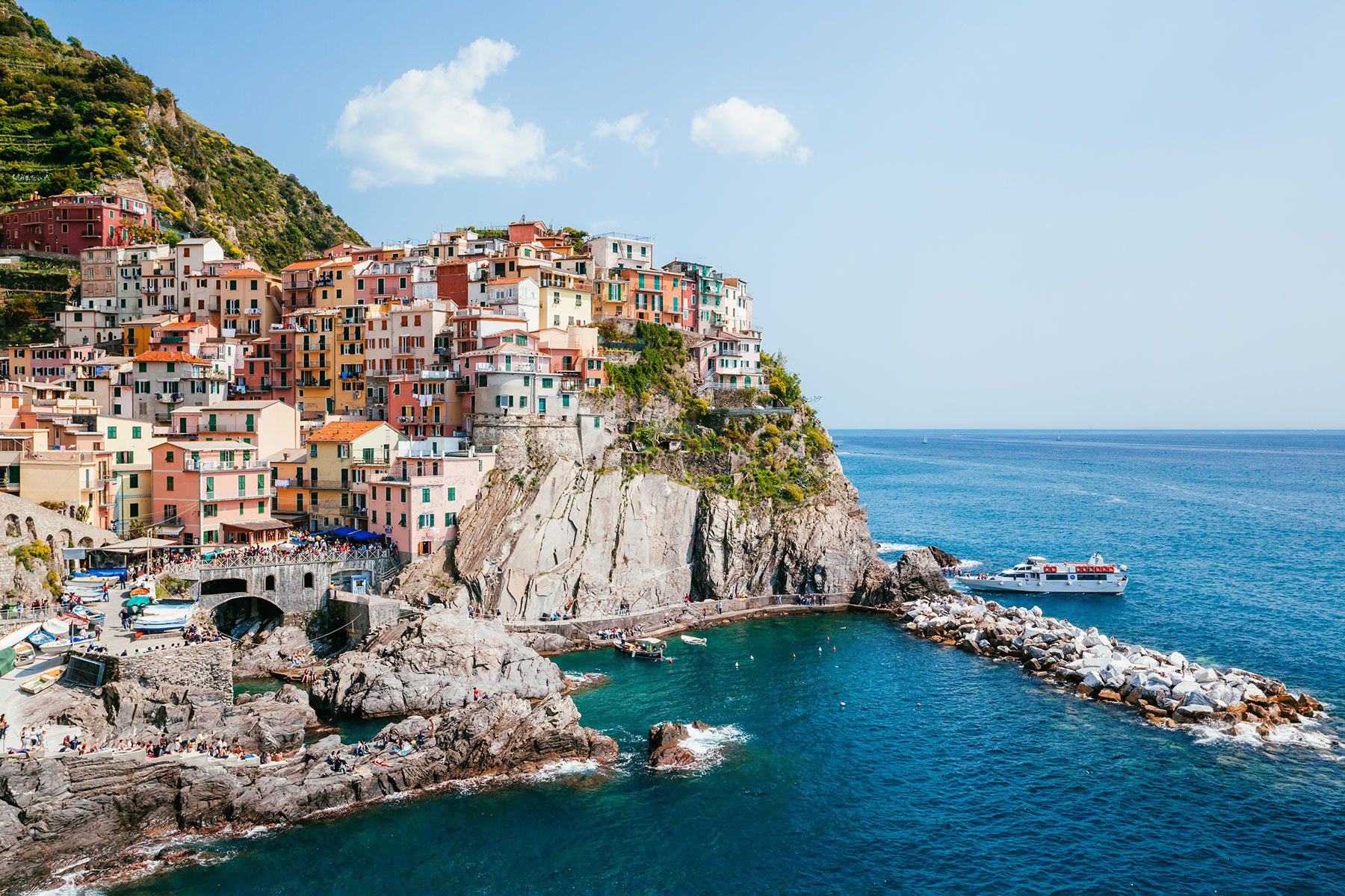 Manarola fishing village in the famous Cinque Terre, Italy